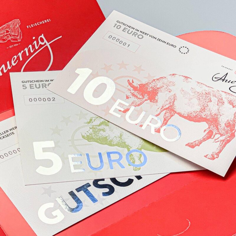 Gutscheine in rotem Umschlag.