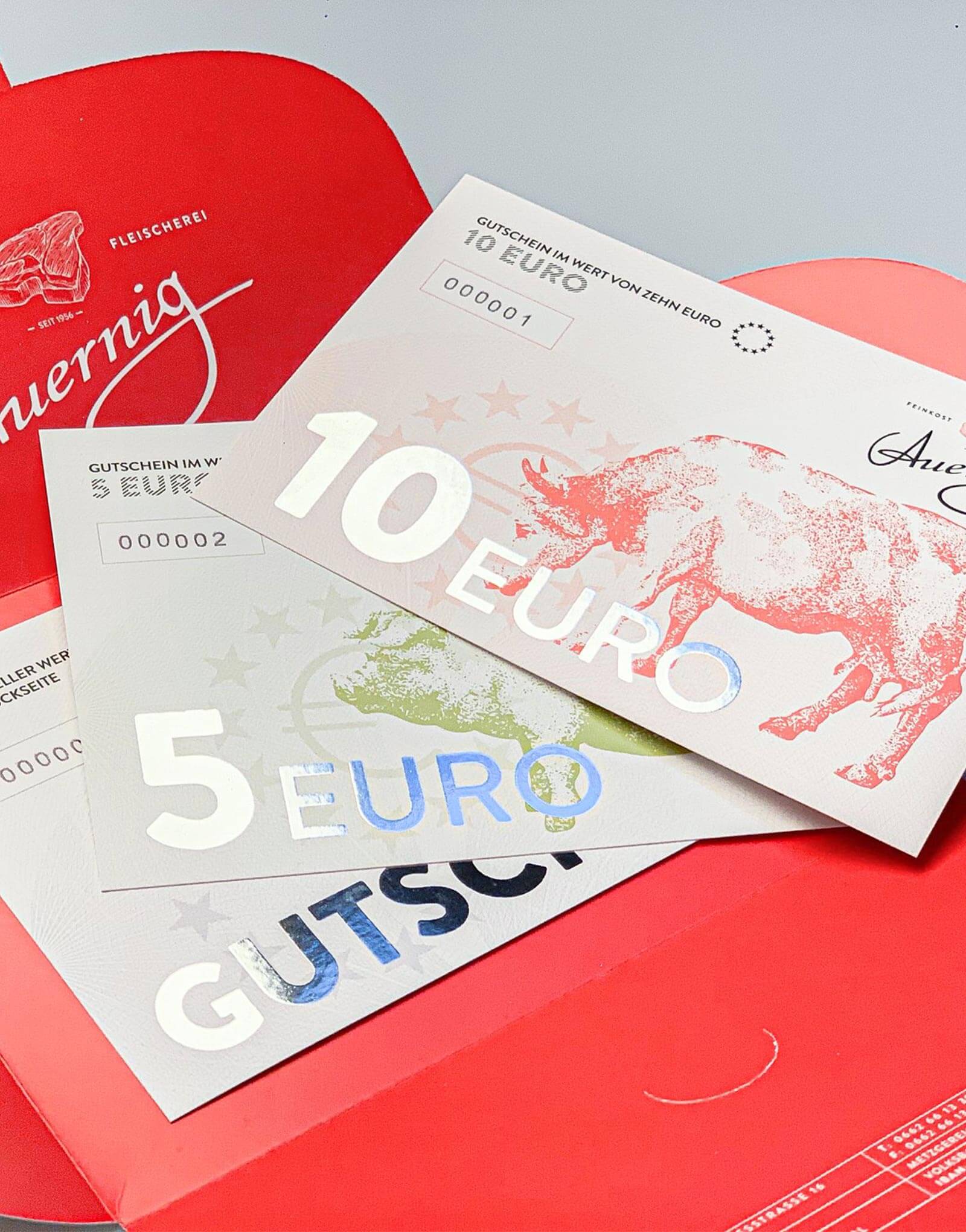 Gutscheine in rotem Umschlag.